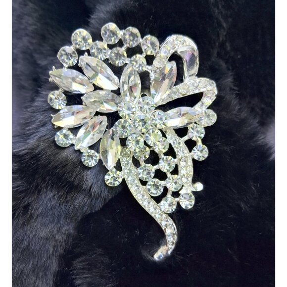 Faux Fur Scarf with Crystal Broach - Upcyle with chains/beads - Picture 5 of 6